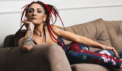 Rock müziğin asi kızı Özlem Tekin yıllar sonra kameraya yakalandı