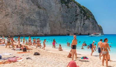 Turist akınına uğruyordu! Dünyaca ünlü plaja giriş yasaklandı
