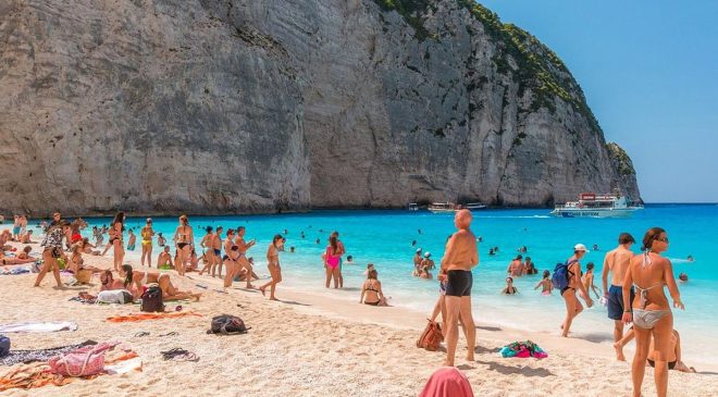 Turist akınına uğruyordu! Dünyaca ünlü plaja giriş yasaklandı