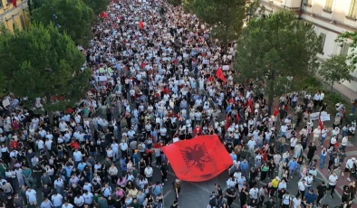 Arnavutluk’ta turizm projesine karşı protestolar:”Arnavutluk satılık değildir”