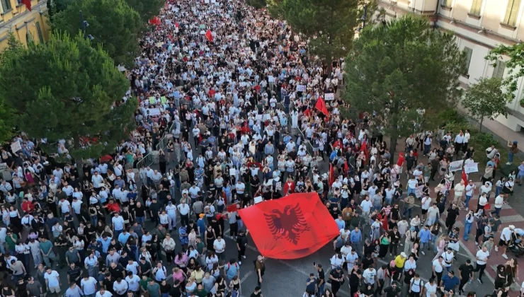 Arnavutluk’ta turizm projesine karşı protestolar:”Arnavutluk satılık değildir”
