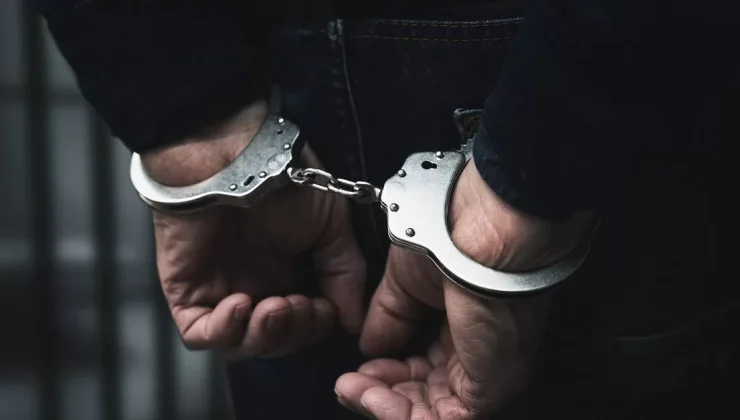 Direksiyon hakimiyetini kaybedip, su hendeğine çarpan alkollü sürücü tutuklandı