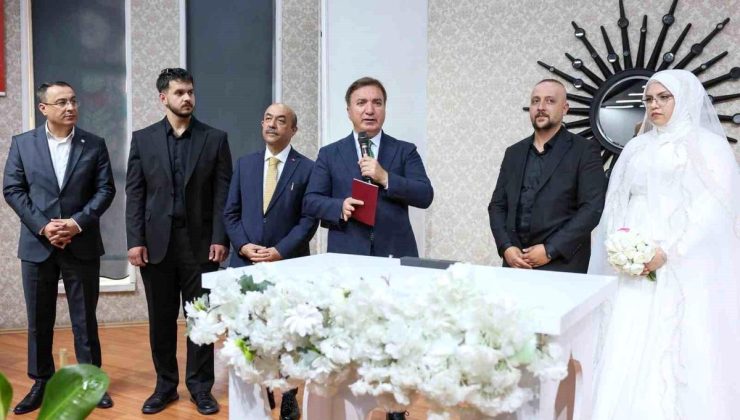 Vali Aydoğdu, genç çiftin nikah şahitliğini yaptı