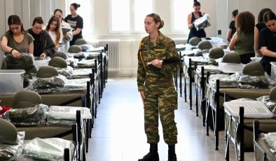 Yunanistan’da bir ilk! Kadınlar asker ocağına girdi