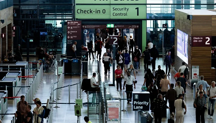 How do the new rules boost air passenger rights? Ask the Euronews AI chatbot