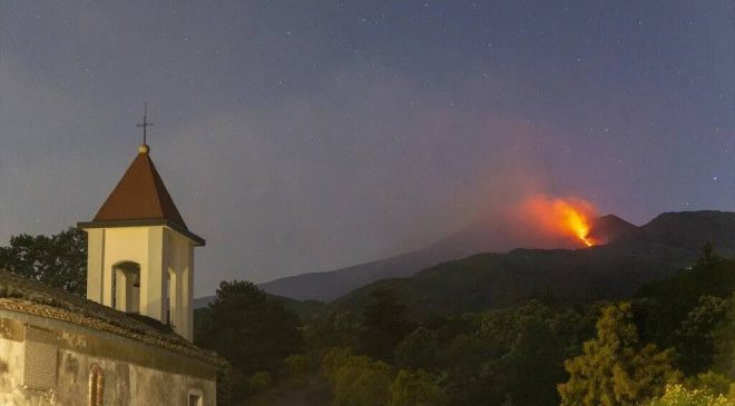 İtalya’da Etna Yanardağı kül ve lav püskürttü