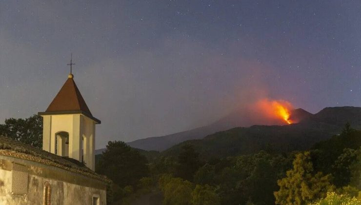 İtalya’da Etna Yanardağı kül ve lav püskürttü
