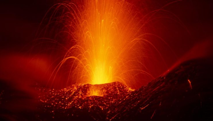 Etna Yanardağı’nın püskürttüğü kül hava ulaşımını aksattı