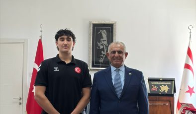 Milli Eğitim Bakanı Çavuşoğlu, Beşiktaş’a transfer olan Akçam’ı kabul etti