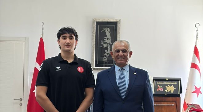 Milli Eğitim Bakanı Çavuşoğlu, Beşiktaş’a transfer olan Akçam’ı kabul etti