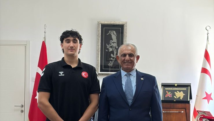 Milli Eğitim Bakanı Çavuşoğlu, Beşiktaş’a transfer olan Akçam’ı kabul etti