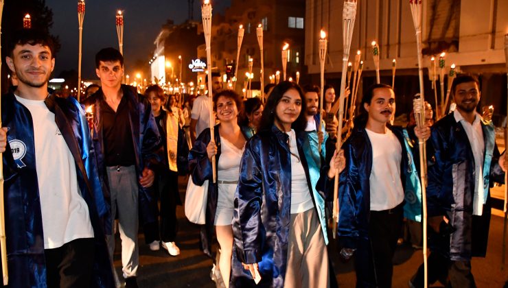 DAÜ Eczacılık Fakültesi mezunları için yemin töreni düzenlendi