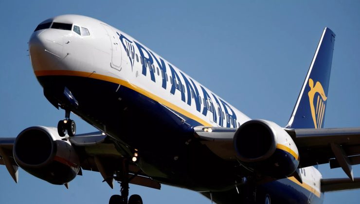Ryanair uçağında bir yolcu, kırılan pencereden dışarı savrulmaktan “son anda” kurtuldu