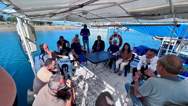 Bakan Çavuş, Laguna Balıkçı Barınağı’nda bölge balıkçılarıyla görüştü