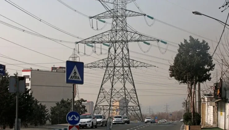 Tahran’da tüketim kotasını aşan 500’den fazla kamu kurumunun elektriği kesildi