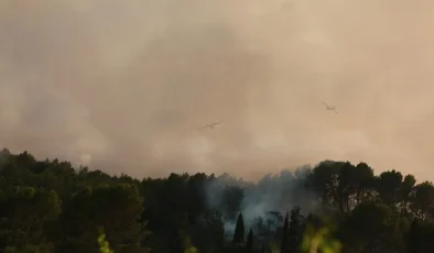 Güneybatısı yangınlara teslim olan Fransa’nın güneydoğusunda etkili olan fırtına hasara yol açtı