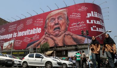 Tahran’da merkezi bir noktaya Trump’ı hedef alan “intikam” içerikli dev afiş asıldı