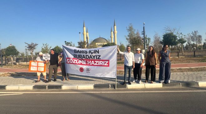 Federal çözüm ve barış talebiyle, KKTC ve Güney Kıbrıs’ta eş zamanlı eylem düzenlendi