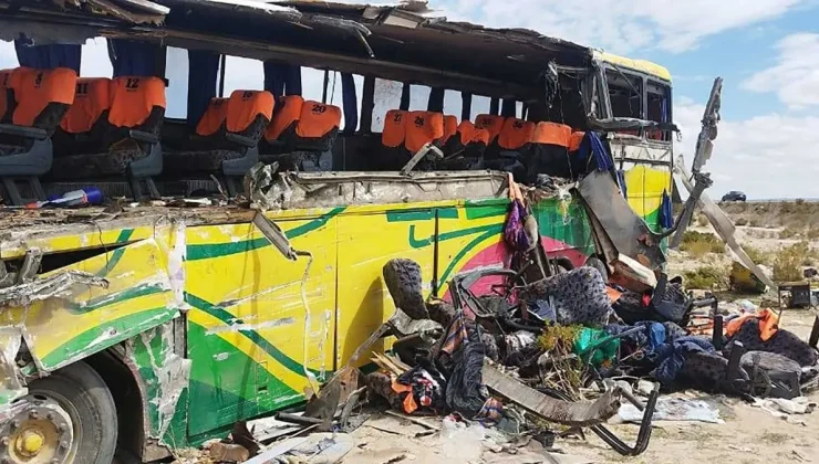 Cezayir’de yolcu otobüsünün devrilmesi sonucu 25 kişi hayatını kaybetti