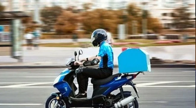 Paketçiyi bıçaklayıp soydular