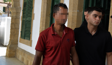 Lefkoşa’da meydana gelen “Derbeder Şahıs” suçundan tutuklanan O. G. yeniden mahkemeye çıkarıldı.