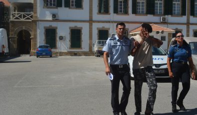 KKTC’de izinsiz ikamet etmek suçundan tutuklanan Sudan uyruklu B. M.  S. yeniden mahkemeye çıkarıldı