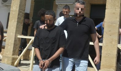 kanunsuz uyuşturucu madde tasarrufu” suçundan tutuklanan M. S. B., K. Y. A. A. ve İ. S. yeniden mahkemeye çıkarıldı.