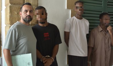 Kanunsuz Uyuşturucu Madde (Hint Keneviri) İthal-Alma-Tasarruf-Verme” suçlarında tutuklanan zanlılar O. H. K., B. C. K. ve J. C. O. yeniden mahkeme huzuruna çıkarıldı.