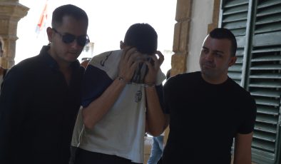 Lefkoşa’da Metehan Bölgesinde 15 yaşındaki M.E.B.’nin telefonunu gasp ettiği, araçla sürükleyerek yaralanmasına neden olduğu gerekçesiyle tutuklanan 24 yaşındaki A. Ç. mahkemeye çıkarıldı.