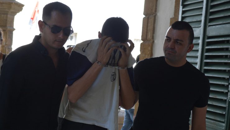 Lefkoşa’da Metehan Bölgesinde 15 yaşındaki M.E.B.’nin telefonunu gasp ettiği, araçla sürükleyerek yaralanmasına neden olduğu gerekçesiyle tutuklanan 24 yaşındaki A. Ç. mahkemeye çıkarıldı.