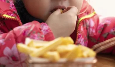 Çocuklarda obezite alarmı! Uzmanı ekran süresi konusunda uyardı