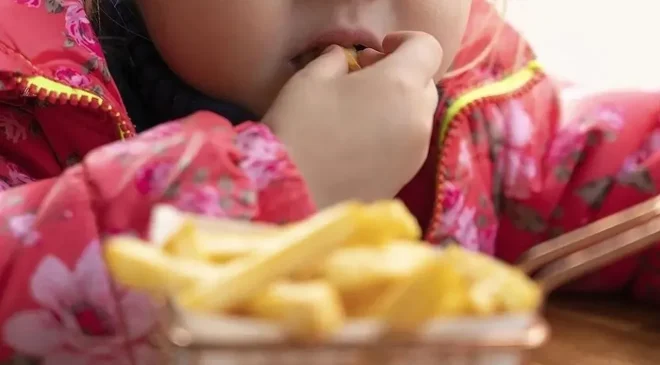 Çocuklarda obezite alarmı! Uzmanı ekran süresi konusunda uyardı