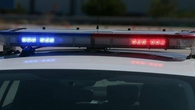 Limasol’da maskeli gençler trafik çemberine yığdıkları araba lastiklerini yaktı