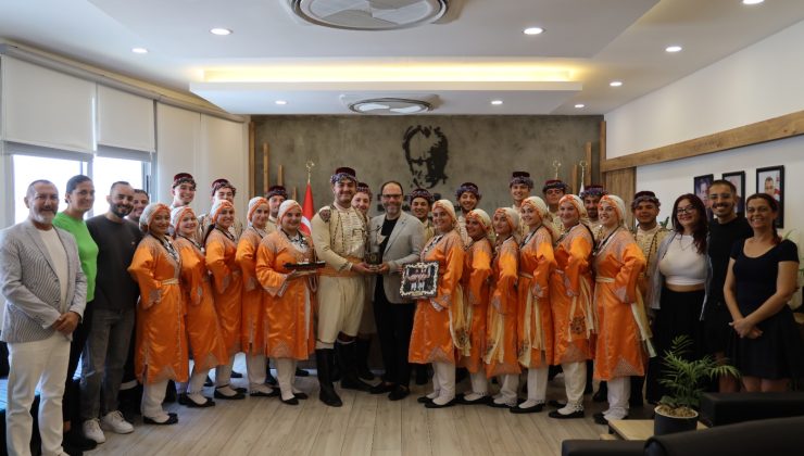 İskele Belediyesi Halk Dansları heyeti İskele Belediye Başkanı Sadıkoğlu’nu ziyaret etti