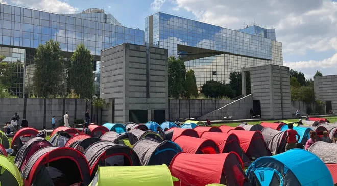 Fransa’nın başkenti Paris’te yaklaşık 500 evsizin kaldığı kamp alanı tahliye edildi