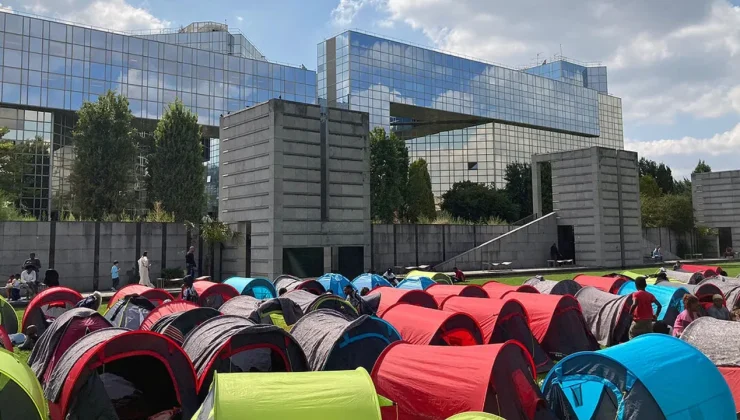 Fransa’nın başkenti Paris’te yaklaşık 500 evsizin kaldığı kamp alanı tahliye edildi