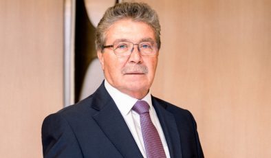 Üstel: “Gençlerimizin dünyayla kucaklaşmasına engel olmaya devam ediyorlar”