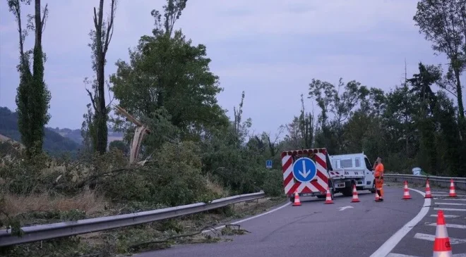 Fransa’da fırtına nedeniyle yaklaşık 2 bin 200 hane elektriksiz kaldı
