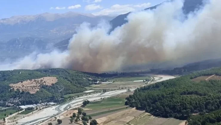 Muğla’da başlayan orman yangını Antalya’ya sıçradı