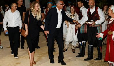 Erhürman ve eşi, 16. Uluslararası Lefkoşa Halk Dansları Festivalİ açılış törenine katıldı