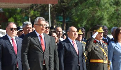 30 Ağustos Zafer Bayramı dolayısıyla Atatürk Anıtı’nda tören düzenlendi