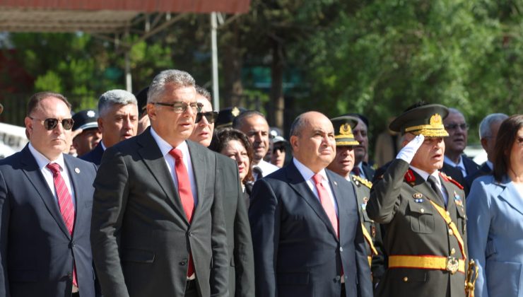 30 Ağustos Zafer Bayramı dolayısıyla Atatürk Anıtı’nda tören düzenlendi