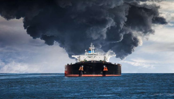 İran: “Hürmüz Boğazı’ndan yasa dışı geçmeye çalışan süper tanker mayınlara çarparak alev aldı”