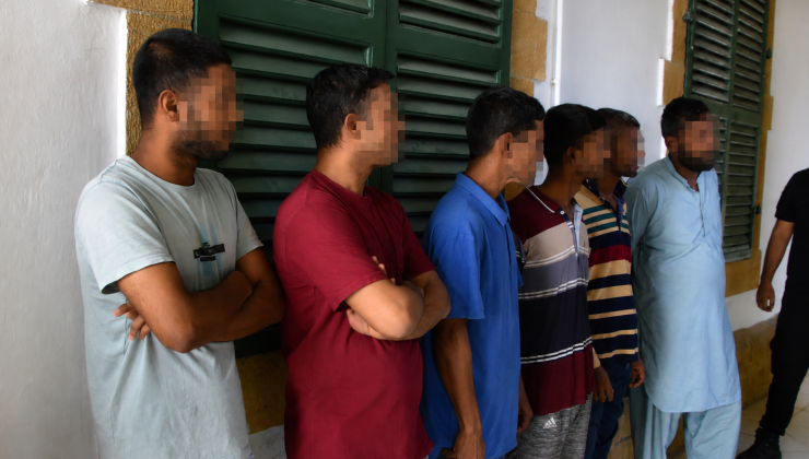 KKTC’de ikamet izinsiz oldukları tespit edilerek tutuklanan Bangladeş uyruklu A.M., T.K., M.R., S.İ., M.R.İ. ve K.Ş. yeniden mahkemeye çıkarıldı.
