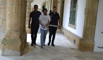 Taşkınköy bölgesindeki bir süpermarkette Z.A. isimli genç kadını bıçakla ağır yaralayan, aynı bıçakla intihara teşebbüs eden M.B.K. mahkemeye çıkarıldı.