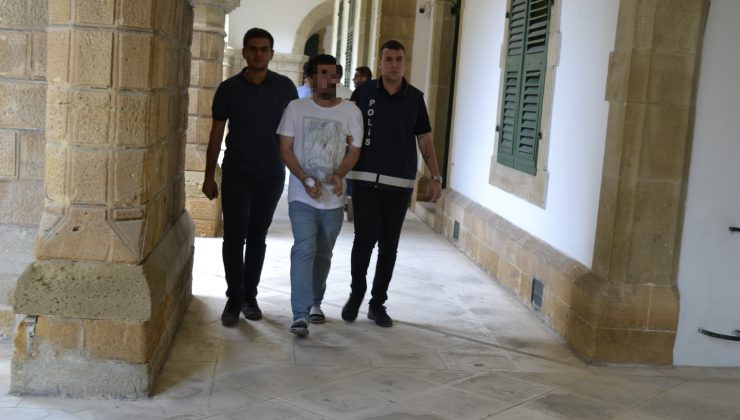 Taşkınköy bölgesindeki bir süpermarkette Z.A. isimli genç kadını bıçakla ağır yaralayan, aynı bıçakla intihara teşebbüs eden M.B.K. mahkemeye çıkarıldı.