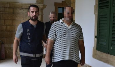 Lefkoşa’da meydana gelen “suç gelirini aklama, başkasının kimliğine bürünme, sahtekarlıkla para temini, sahte banka ödeme emri düzenlenmesini tahrik etme ve bilişim sistemleri aracılığı ile dolandırıcılık” suçlarından tutuklanan E.Z.A. mahkemeye çıkarıldı
