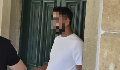 Lefkoşa surlar içinde faaliyet gösteren bir otelde polis ekipleri tarafından mahkeme emri ile zanlı O.A.’nın odasında yapılan aramada uyuşturucu madde bulunması üzerine zanlı tutuklanarak mahkeme huzuruna çıkarıldı