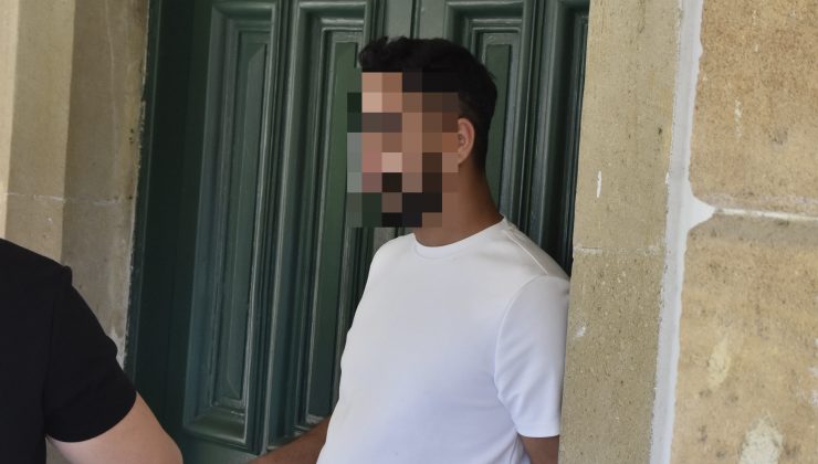 Lefkoşa surlar içinde faaliyet gösteren bir otelde polis ekipleri tarafından mahkeme emri ile zanlı O.A.’nın odasında yapılan aramada uyuşturucu madde bulunması üzerine zanlı tutuklanarak mahkeme huzuruna çıkarıldı