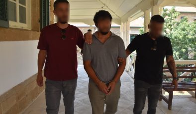 Atina’da Vangelis Zampounis cinayeti ile ilgili olarak Interpol tarafından aranırken, ihbar üzerine Esentepe bölgesinde yakalanan A.S., 3 gün süren tutukluluğun ardından yeniden mahkemeye çıkarıldı.